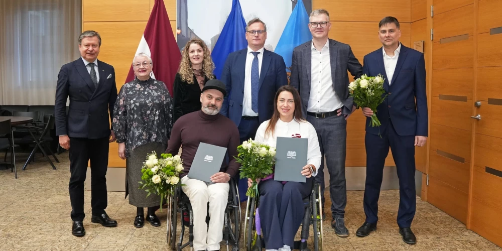 Rīgas domē sumināti bronzas medaļas ieguvēji ratiņkērlingā ziemas paralimpiskajās spēlēs.