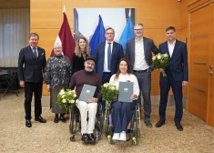 FOTO: Rīgas domē sumināti bronzas medaļas ieguvēji ratiņkērlingā ziemas paralimpiskajās spēlēs