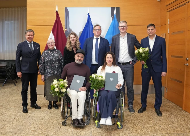 Rīgas domē sumināti bronzas medaļas ieguvēji ratiņkērlingā ziemas paralimpiskajās spēlēs.