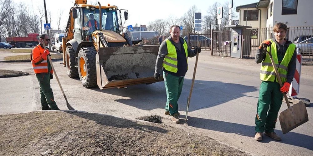В Риге ускорили весеннюю уборку, чтобы быстрее избавиться от зимней грязи и пыли.
