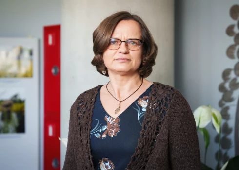 Solvita norāda, ka pārmaiņas nav tikai jaunu sugu ienākšana, bet arī lokāla sugu izzušana un kopumā biotas (dzīvās dabas) vienkāršošanās. 