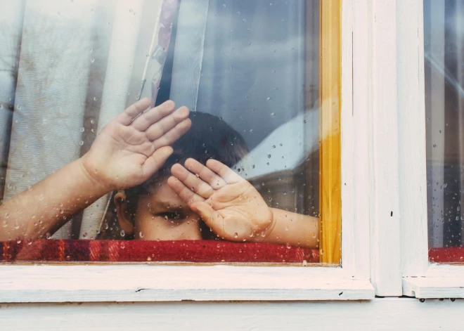 Vemj spainī blakus mazgadīgajai meitai: Kurzemē trīs gadījumos mātes alkohola reibumā nespēj parūpēties par bērniem