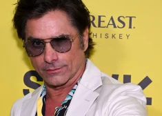 “Pilnas mājas” zvaigzne Džons Stamoss 62 gados ticis pie pirmā tetovējuma