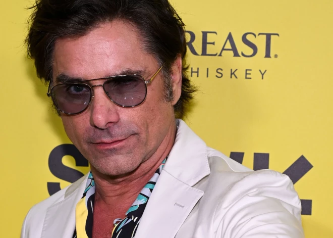 “Pilnas mājas” zvaigzne Džons Stamoss 62 gados ticis pie pirmā tetovējuma