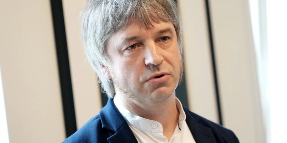 Kā norāda Mārtiņš Kaprāns, mūsdienu tehnoloģijas un auditorijas sasniedzamība rada maldīgu ilūziju par melu triumfu: "Politiķi senajā Romā arī izmantoja savas tehnoloģijas, bet tās bija krietni mazāk ietekmīgas un sasniedza mazāk cilvēku nekā šodien. Mūsdienu iespējas to visu padarījušas daudz redzamāku, sajūtamāku un varbūt tūlītējāku. Pats fenomens nav mainījies, ir mainījies mērogs un temps."