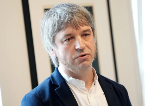 Kā norāda Mārtiņš Kaprāns, mūsdienu tehnoloģijas un auditorijas sasniedzamība rada maldīgu ilūziju par melu triumfu: "Politiķi senajā Romā arī izmantoja savas tehnoloģijas, bet tās bija krietni mazāk ietekmīgas un sasniedza mazāk cilvēku nekā šodien. Mūsdienu iespējas to visu padarījušas daudz redzamāku, sajūtamāku un varbūt tūlītējāku. Pats fenomens nav mainījies, ir mainījies mērogs un temps."