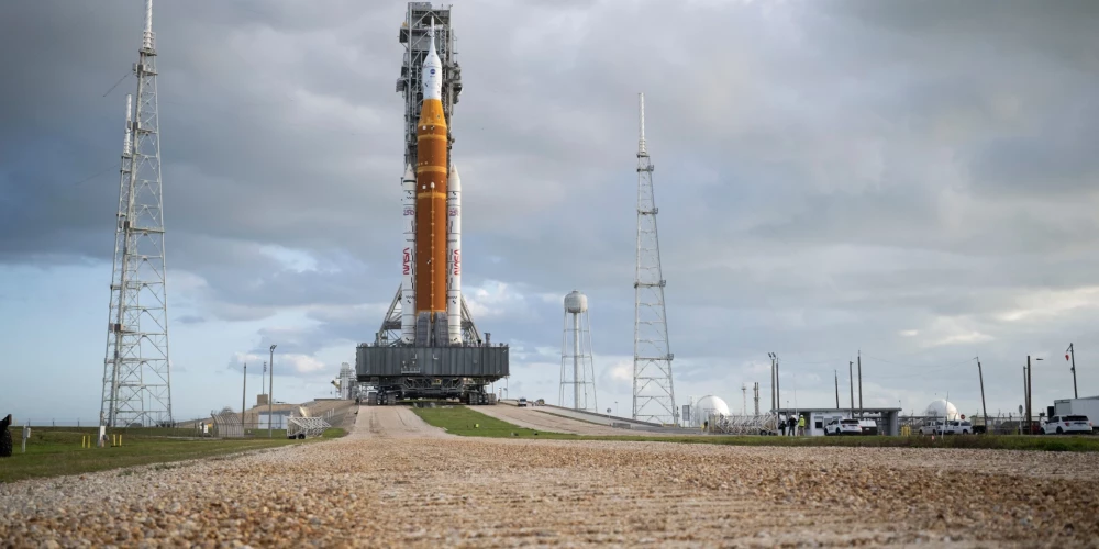 ASV Nacionālā aeronautikas un kosmosa pārvalde sākusi pārvietot raķeti "Space Launch System" uz palaišanas platformu.