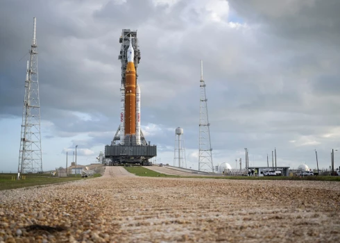 ASV Nacionālā aeronautikas un kosmosa pārvalde sākusi pārvietot raķeti "Space Launch System" uz palaišanas platformu.