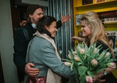 FOTO: jestrā ballītē nosvin dziedātājas Annijas Putniņas albuma vinila plates iznākšanu