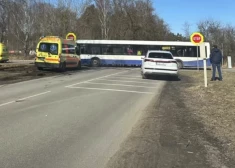 Rīgā vieglā automašīna sadūrusies ar autobusu. Ir cietušie. VIDEO