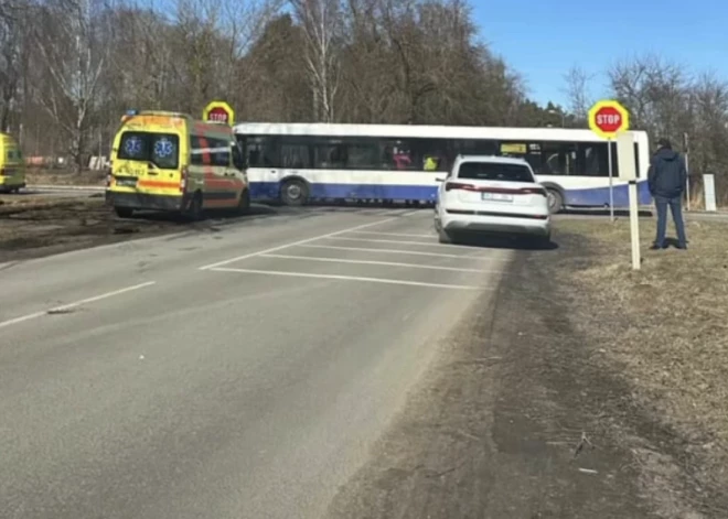 Rīgā vieglā automašīna sadūrusies ar autobusu. Ir cietušie. VIDEO