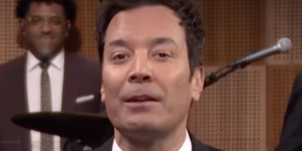 Savā jaunākajā skečā ASV populārais raidījuma vadītājs un komiķis Džimijs Falons pieminējis Latviju.