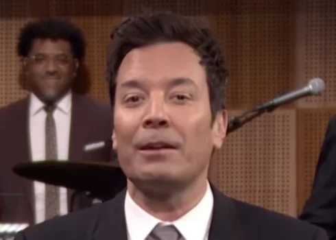 Savā jaunākajā skečā ASV populārais raidījuma vadītājs un komiķis Džimijs Falons pieminējis Latviju. 