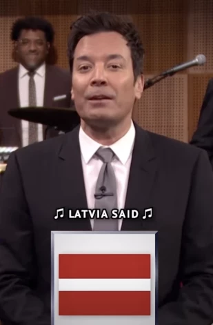 Savā jaunākajā skečā ASV populārais raidījuma vadītājs un komiķis Džimijs Falons pieminējis Latviju. 