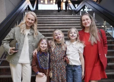 FOTO: jautrā un ģimeniskā noskaņā Dailes teātrī aizvadīta iestudējuma "Runcis zābakos" pirmizrāde