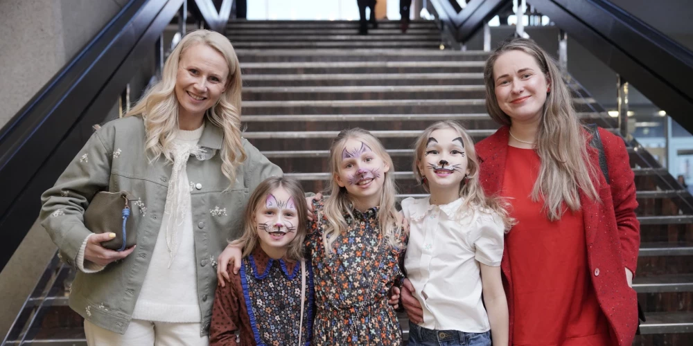 Režisors Mārtiņš Meiers kopā ar Dailes teātra 10. aktieru studiju un jaunajiem skatuves mākslas profesionāļiem uz Dailes teātra skatuves interpretējis Jāņa Lūsēna mūziklu "Runcis zābakos".