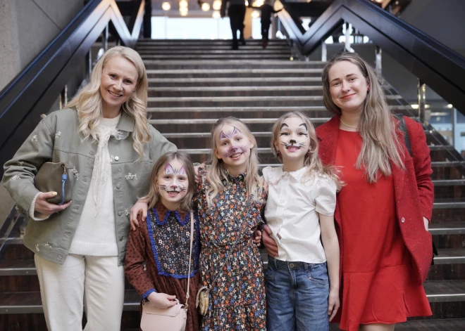 Režisors Mārtiņš Meiers kopā ar Dailes teātra 10. aktieru studiju un jaunajiem skatuves mākslas profesionāļiem uz Dailes teātra skatuves interpretējis Jāņa Lūsēna mūziklu "Runcis zābakos".