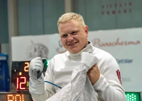 Latvijas parapaukotājs Oļegs Garkuls-Gurēvičs izcīna trešo vietu Pasaules kausa posmā ratiņpaukošanā.