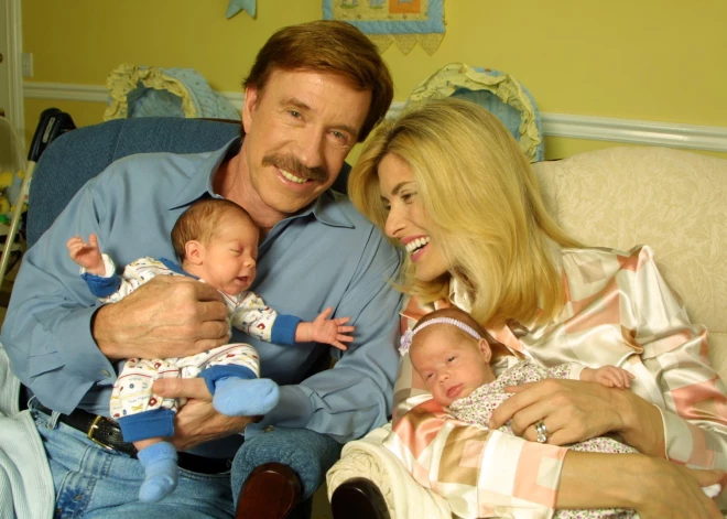 "Ты был лучшим отцом": 24-летний сын Чака Норриса посвятил ему душераздирающий пост