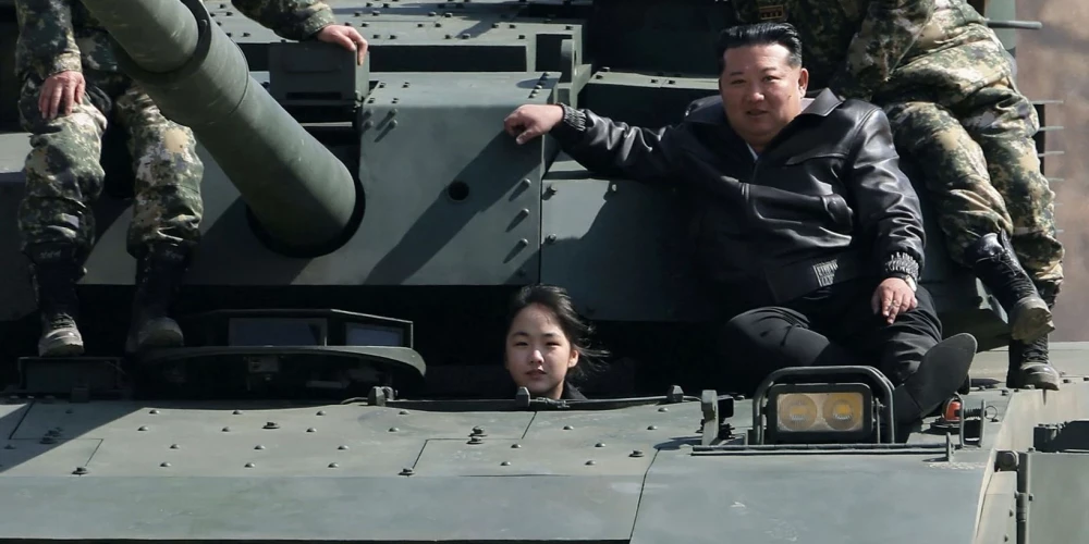 В КНДР показали неожиданный кадр - дочь Ким Чен Ына за рулем танка.