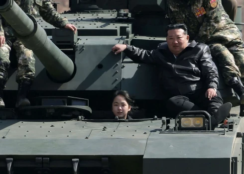 В КНДР показали неожиданный кадр - дочь Ким Чен Ына за рулем танка.