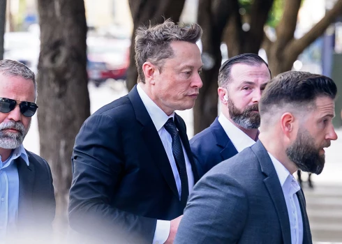 Īlons Masks ierodas tiesā.