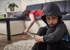 Пьющая мать - горе семье! В Курземе полиция трижды выезжала к пьяным женщинам с детьми