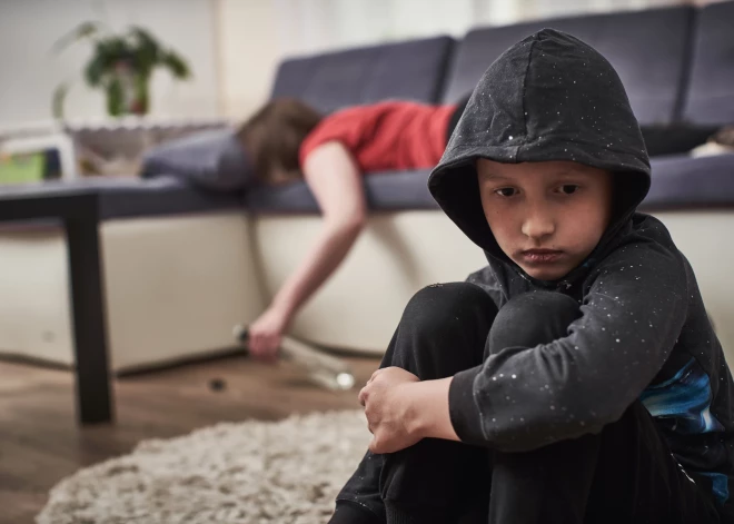 Пьющая мать - горе семье! В Курземе полиция трижды выезжала к пьяным женщинам с детьми