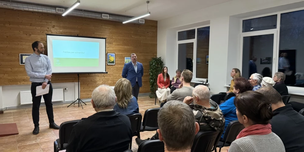 Mežvaldē notika Rumbas pagasta iedzīvotāju sapulce, kurā vietējie iedzīvotāji.