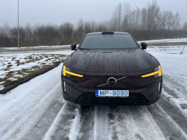 Un zemes ceļa ar sniegotu putru pa virsu ES90 ar aizmugures piedziļu jutās mazliet nestabili.