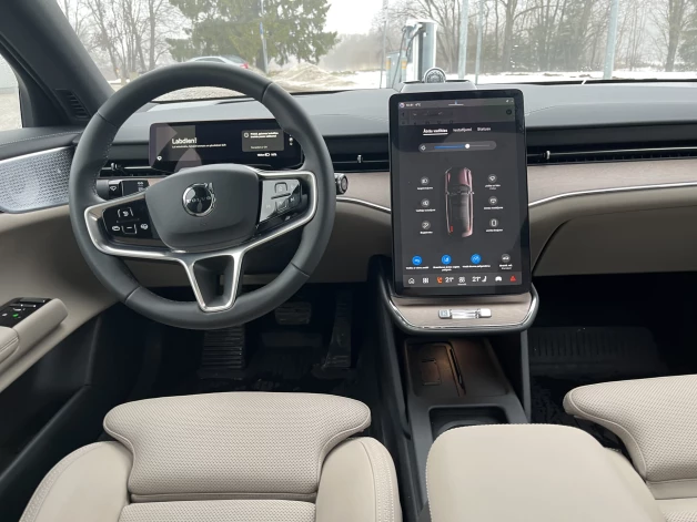 Priekšējā panelī dominē lielais ekrāns, kas diemžēl aizēno perfekti izstrādāto pārējo dizainu.