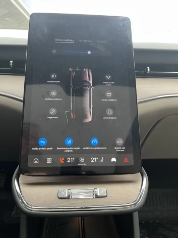 Praktiski visi regulējumi - tikai caur lielo displeju. Principā man šī pieeja ne pārāk patīk, taču, kad tumšā un miglainā vakarā vajadzēja atrast, kā ieslēgt miglas lukturus, tad to caur displeju bija vienkāršāk izdarīt, nekā svešā auto meklēt kaut kur zem stūres esošu pogu.