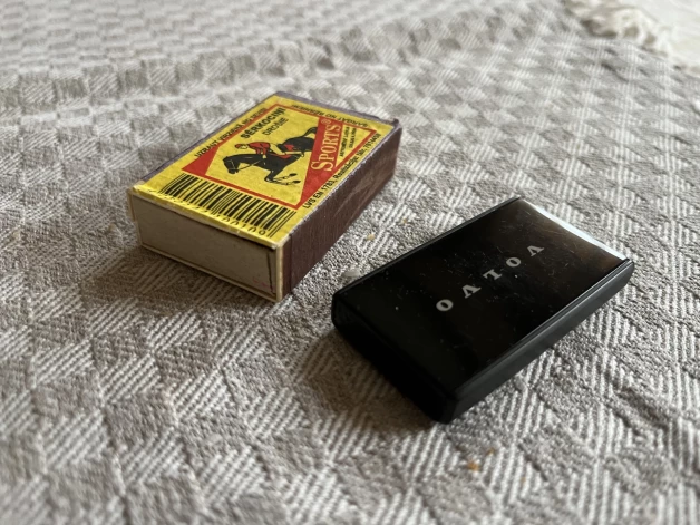 Tagad "Volvo" ir šāda te pults - dizaina un izmēru ziņā pilnīgs minimālisms. Ja nepieliksi klāt pamatīgu atslēgu piekariņu, tad pastāv reāls risks mazo un vieglo nieku pazaudēt.