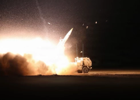 ASV raķešu sistēma “HIMARS”, ko izmanto ASV cīņā pret Irānu.