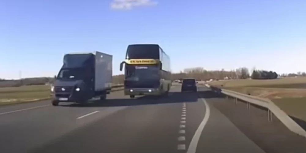 Водитель автобуса предпринял очень опасный маневр.