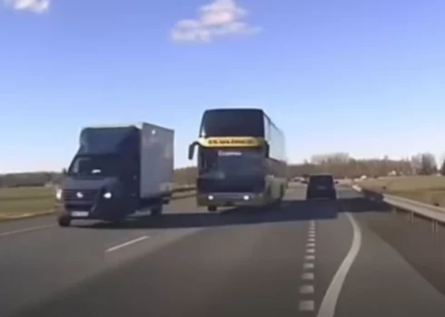 Водитель автобуса предпринял очень опасный маневр.