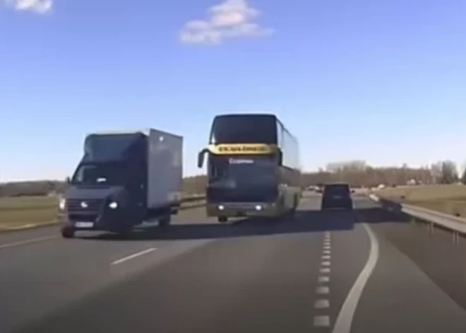 Секунды до удара: опасный маневр автобуса Ecolines попал на видео