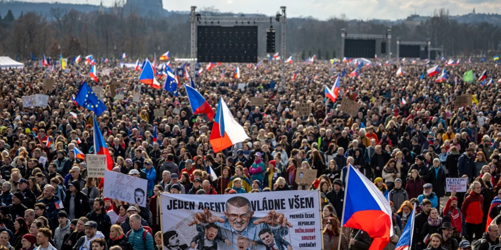  Čehijā tūkstošiem cilvēku Prāgā sestdien protestēja pret premjerministra Andreja Babiša valdību.