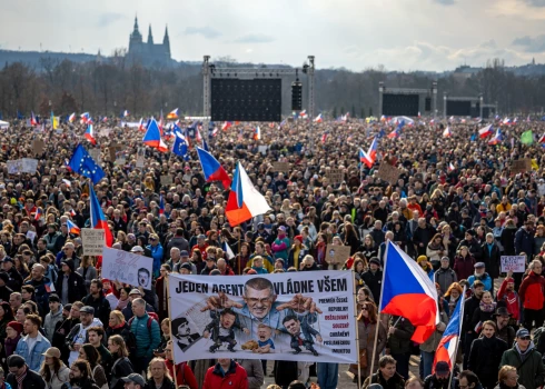  Čehijā tūkstošiem cilvēku Prāgā sestdien protestēja pret premjerministra Andreja Babiša valdību.