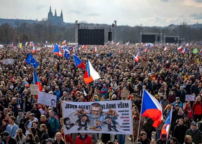 Čehijā tūkstošiem cilvēku protestē pret Babiša valdību