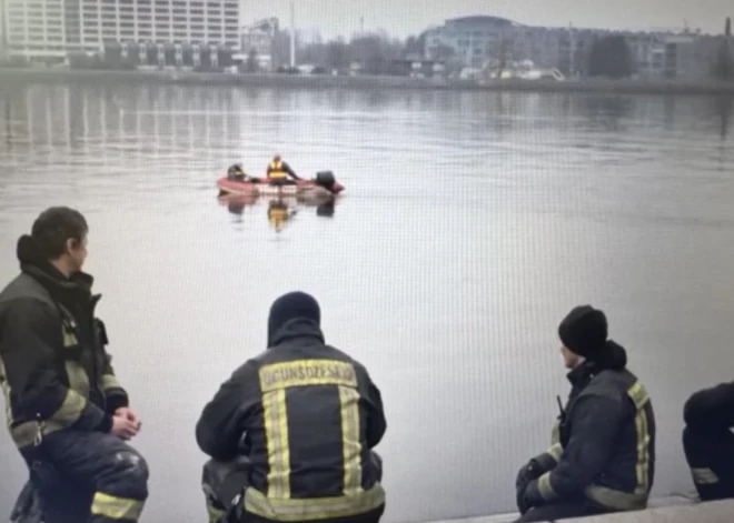 Turpina meklēt sievieti, kura, iespējams, no Akmens tilta ieleca Daugavā
