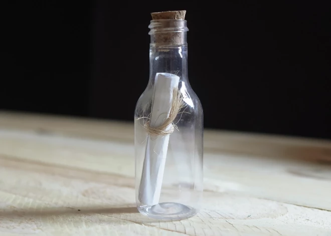 "Плохие времена настали": жители Валмиеры получили послание в бутылке от печника из 1982 года