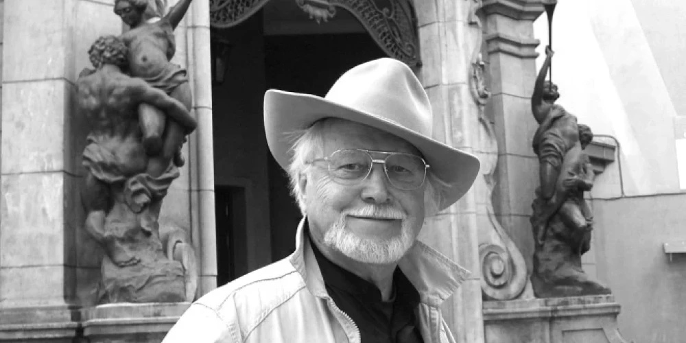 Прощание с выдающимся кинорежиссером Янисом Стрейчем состоится в Доме латышского общества в Риге.