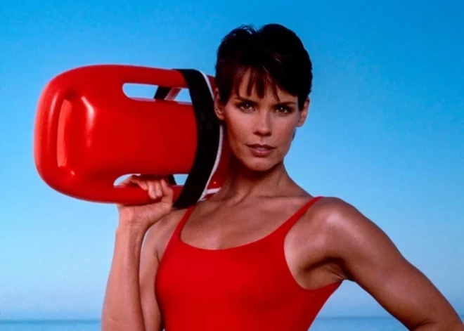 Что случилось с иконой "Спасателей Малибу" Александрой Пол? Более 15 арестов и даже федеральная тюрьма