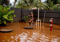 Haoss Havajās: tūkstošiem cilvēku bēg no smagākajiem plūdiem, kas salas skāruši pēdējo 20 gadu laikā. FOTO, VIDEO