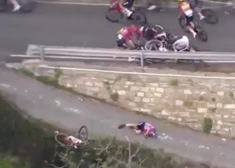 VIDEO: šokējošs brīdis aizēno riteņbraukšanas sacensībās Itālijā – sportiste ar galvu pa priekšu pārlido pāri barjerai un paliek guļam