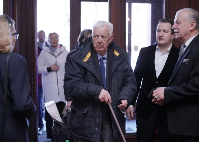 Vairāki simti cilvēku Rīgas Latviešu biedrības namā atvadās no izcilā kinorežisora Jāņa Streiča.