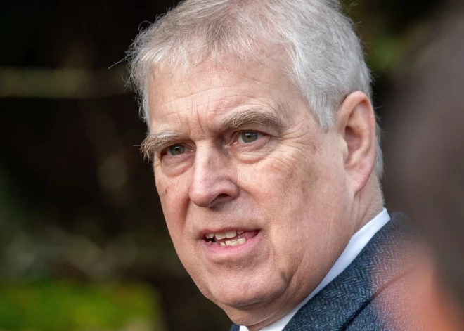 Bijušais princis Endrū pirmoreiz vairāku nedēļu laikā redzēts sabiedrībā pēc aizturēšanas