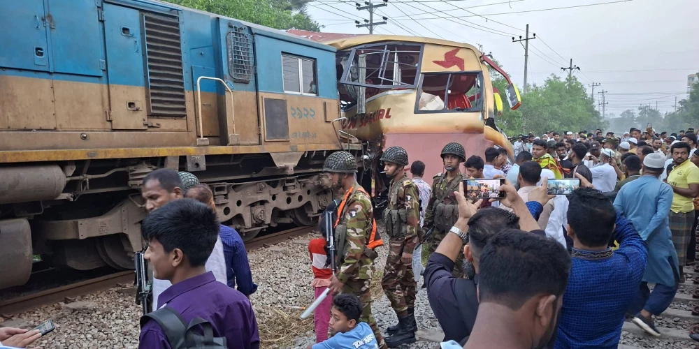 Bangladešā vilciena un autobusa sadursmē 12 bojāgājušie.