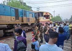 Bangladešā vilciena un autobusa sadursmē gājuši bojā vismaz 12 cilvēki